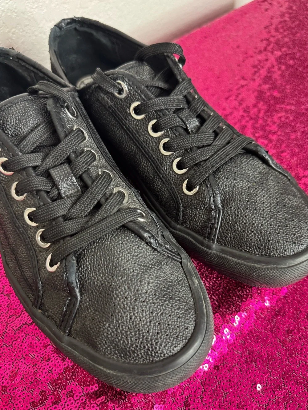 MICHAEL KORS 🖤 Black Low-Top Lace-Up Rubber Sole Sneakers (Women’s 6.5)